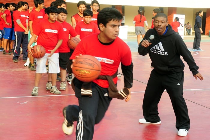 Muggsy Bogues running with basketball in hand