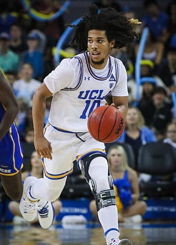 basketball knee brace on a player