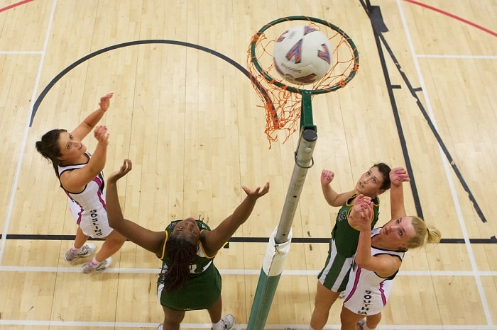 women playing netball