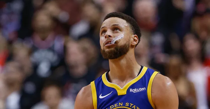 steph curry chewing a mouthguard